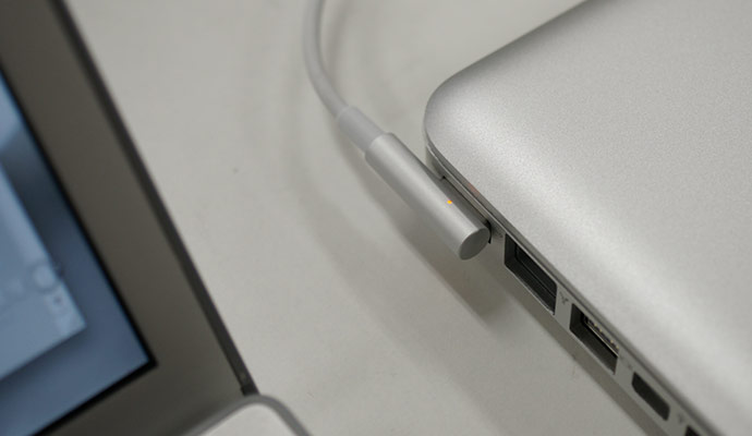 Brilliant-Macbook-Pro-Magsafe-magnetic-cable-design